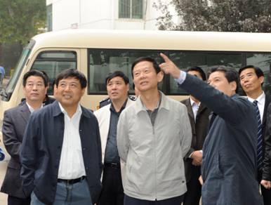 2011年集团公司董事长印建安陪同市委常委、市政法委书记丁健到NG28社区视察各项工作